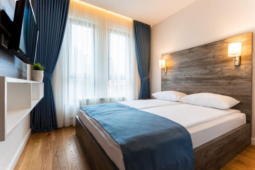 HC0A0431-1240×827-1-1